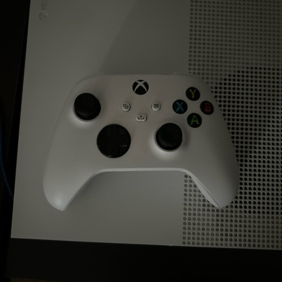Used Xbox One S, Runs steady 60 fps. fast. No box. White controller great con. - Picture 5 of 5